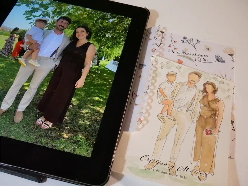 Acuarela terminada de una familia junto a la foto de referencia