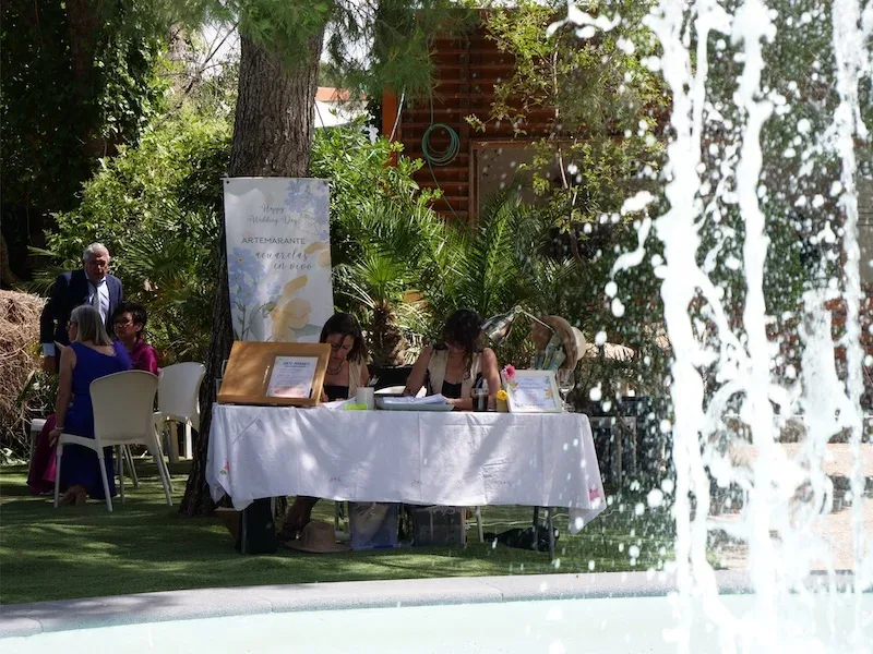 Mesa de acuarelas en vivo montada en el jardín del evento