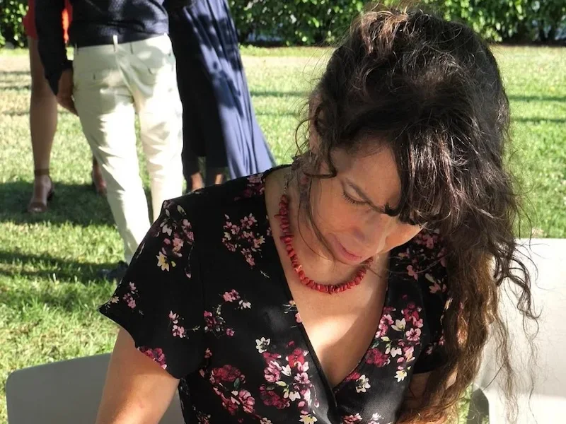 Diana Marante retratando a un invitado durante la boda