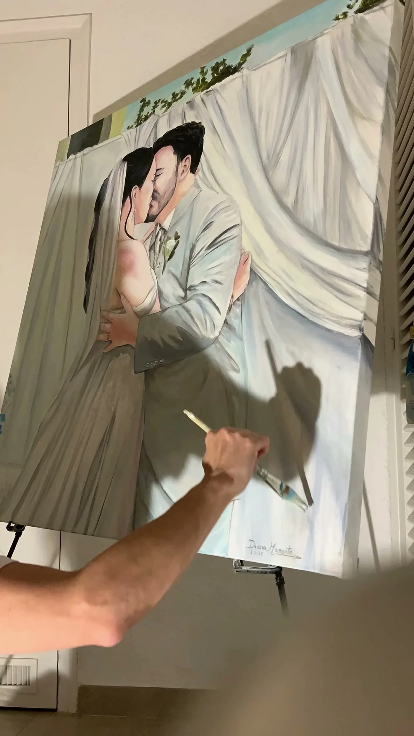 Diana dando los últimos retoques al lienzo antes de la boda
