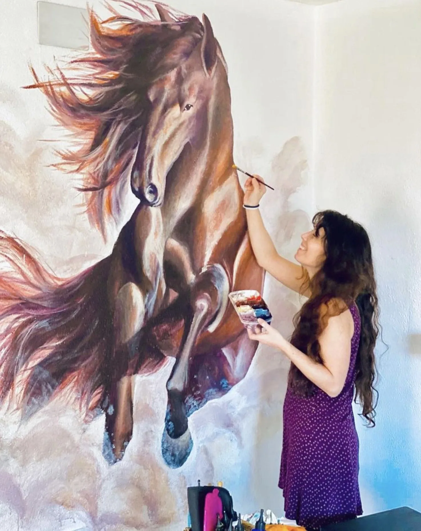 Diana Marante pintando en vivo durante un evento