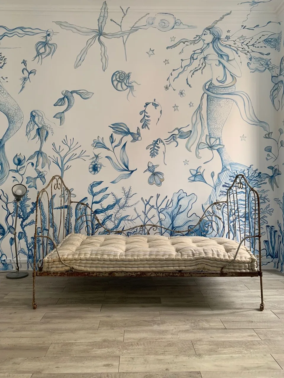 Mural decorativo pintado a mano en interior