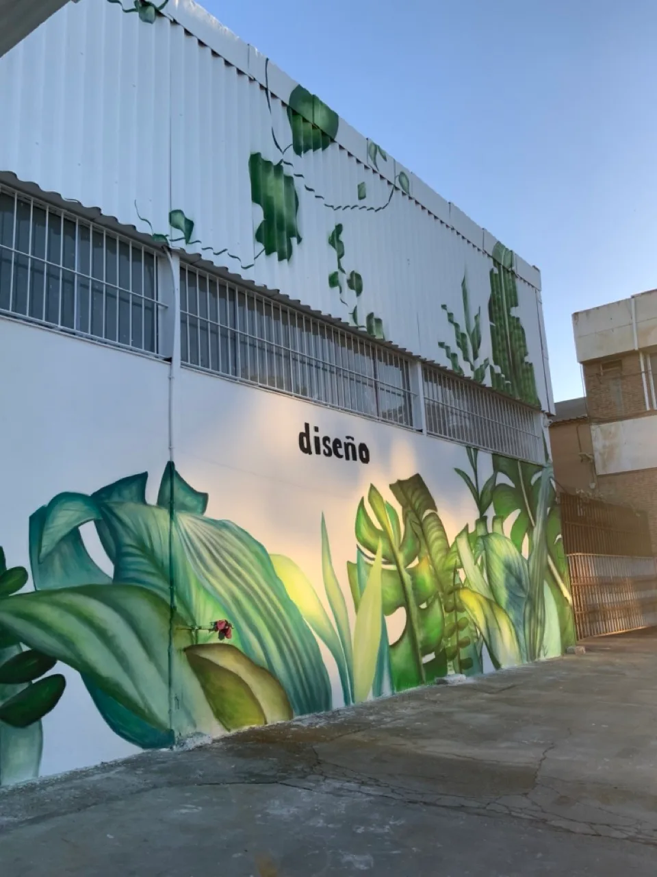 Detalle de mural en fachada exterior