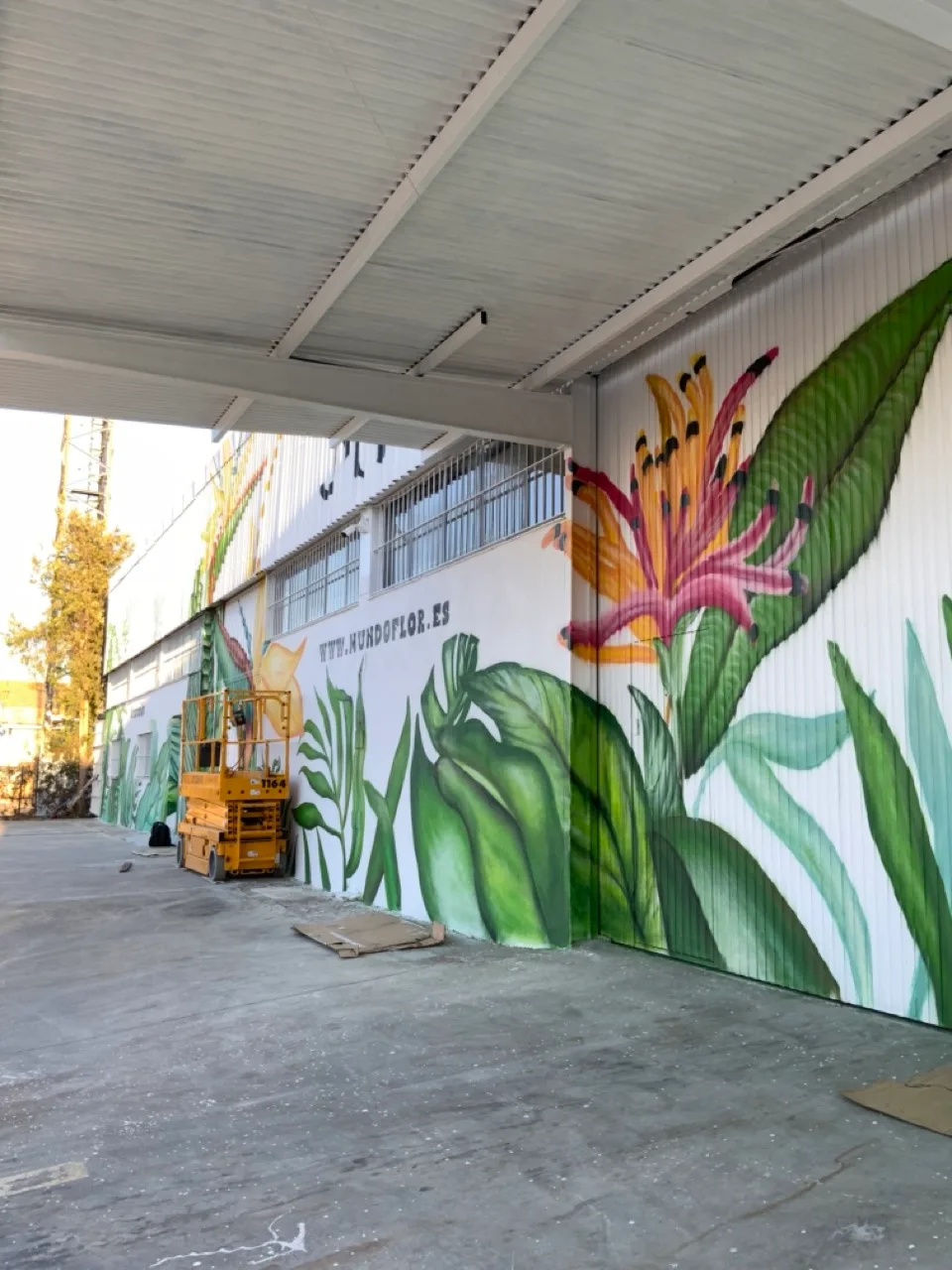 Mural completo en fachada de tienda