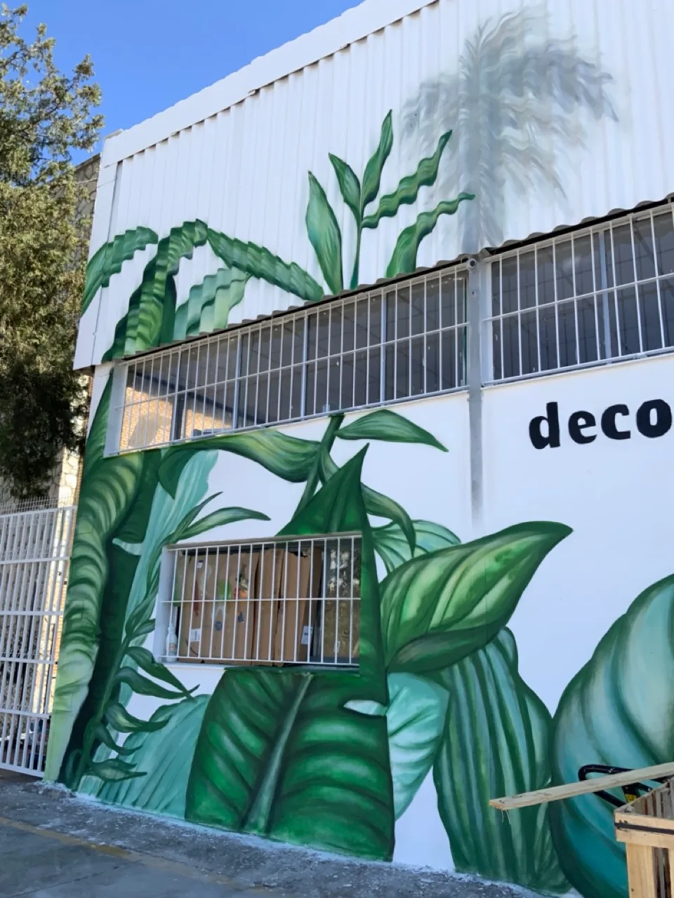 Fachada renovada con arte mural