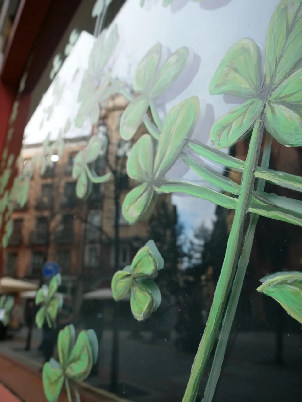 Fachada de negocio con mural personalizado