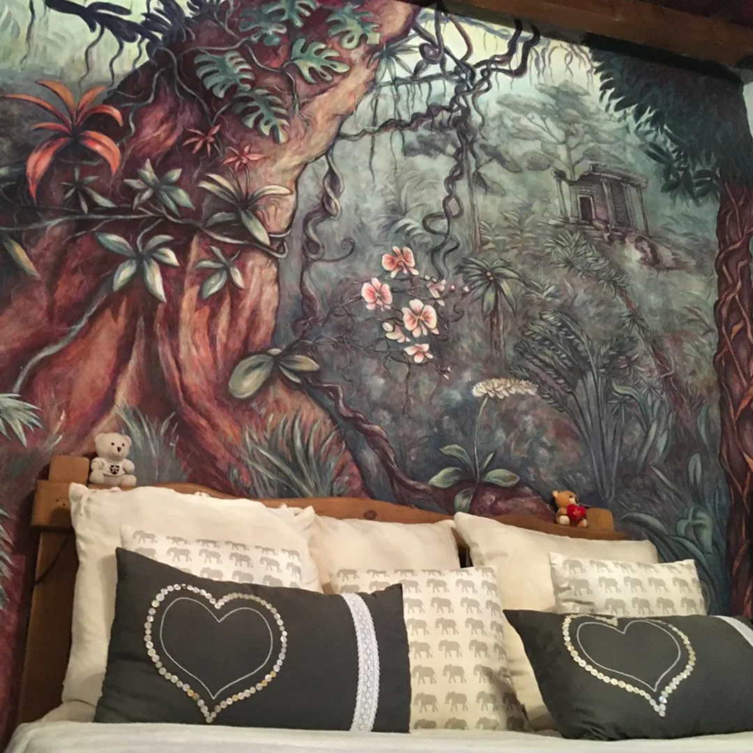 Mural pintado a mano en interior residencial
