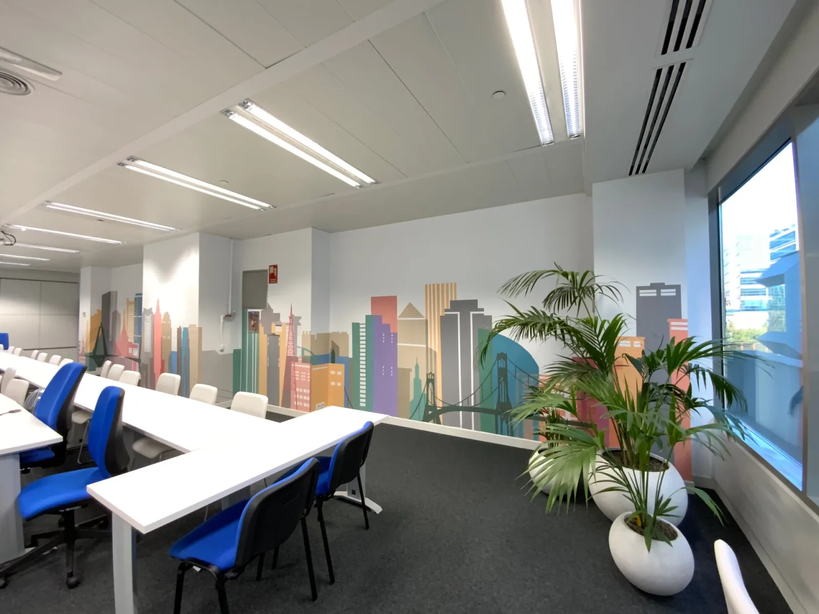 Mural en oficina con paisaje personalizado