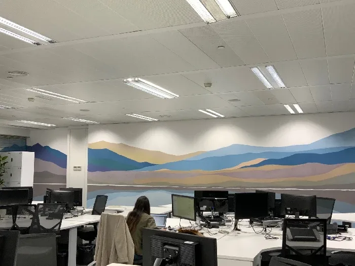 Detalle de mural corporativo con skyline