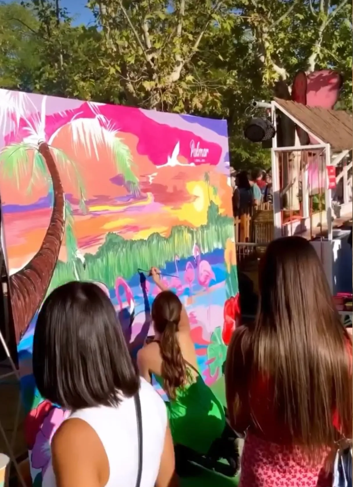 Vecinos participando en un taller de mural