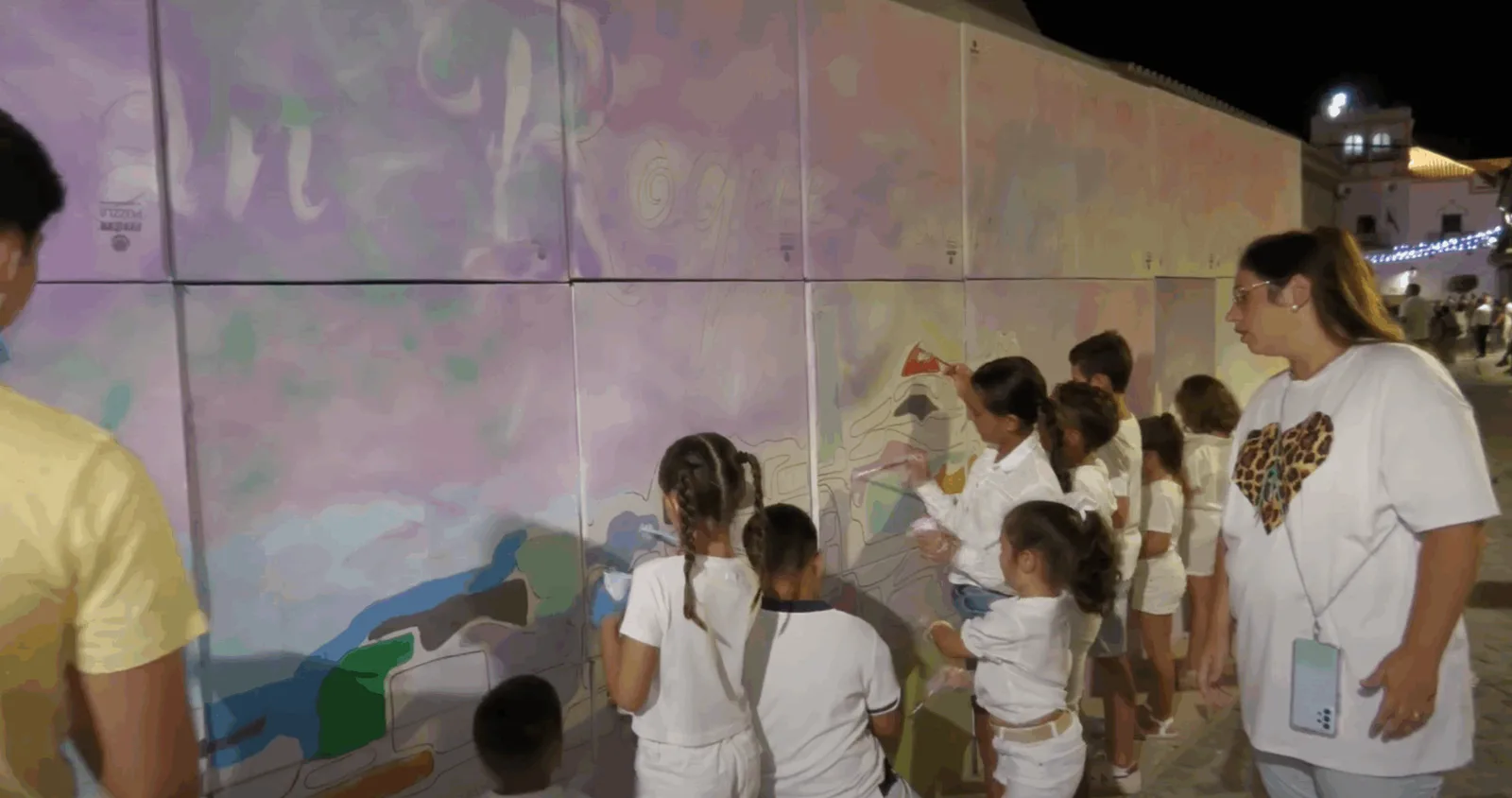Grupo pintando un mural participativo en San Roque