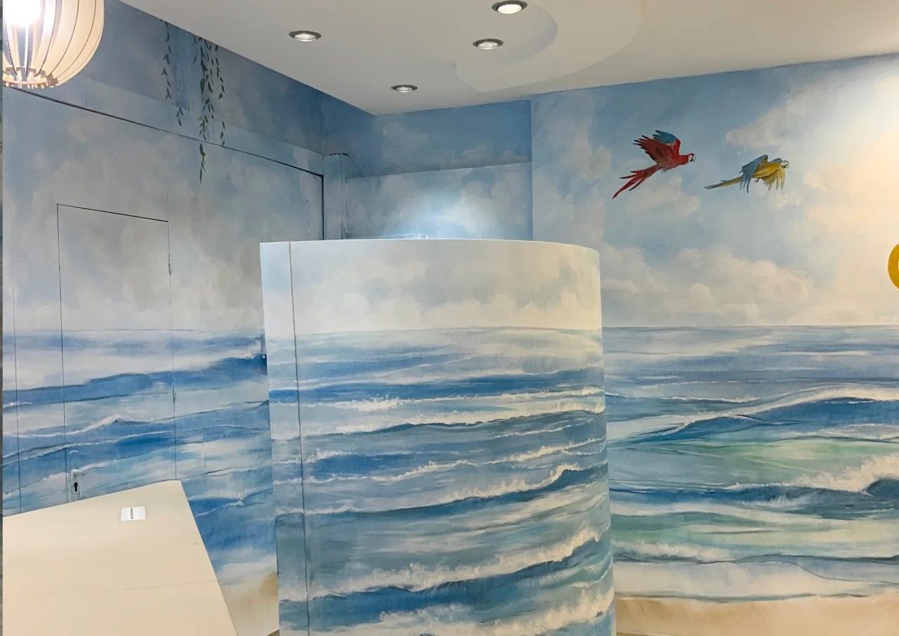 Mural personalizado en zona de descanso del hotel
