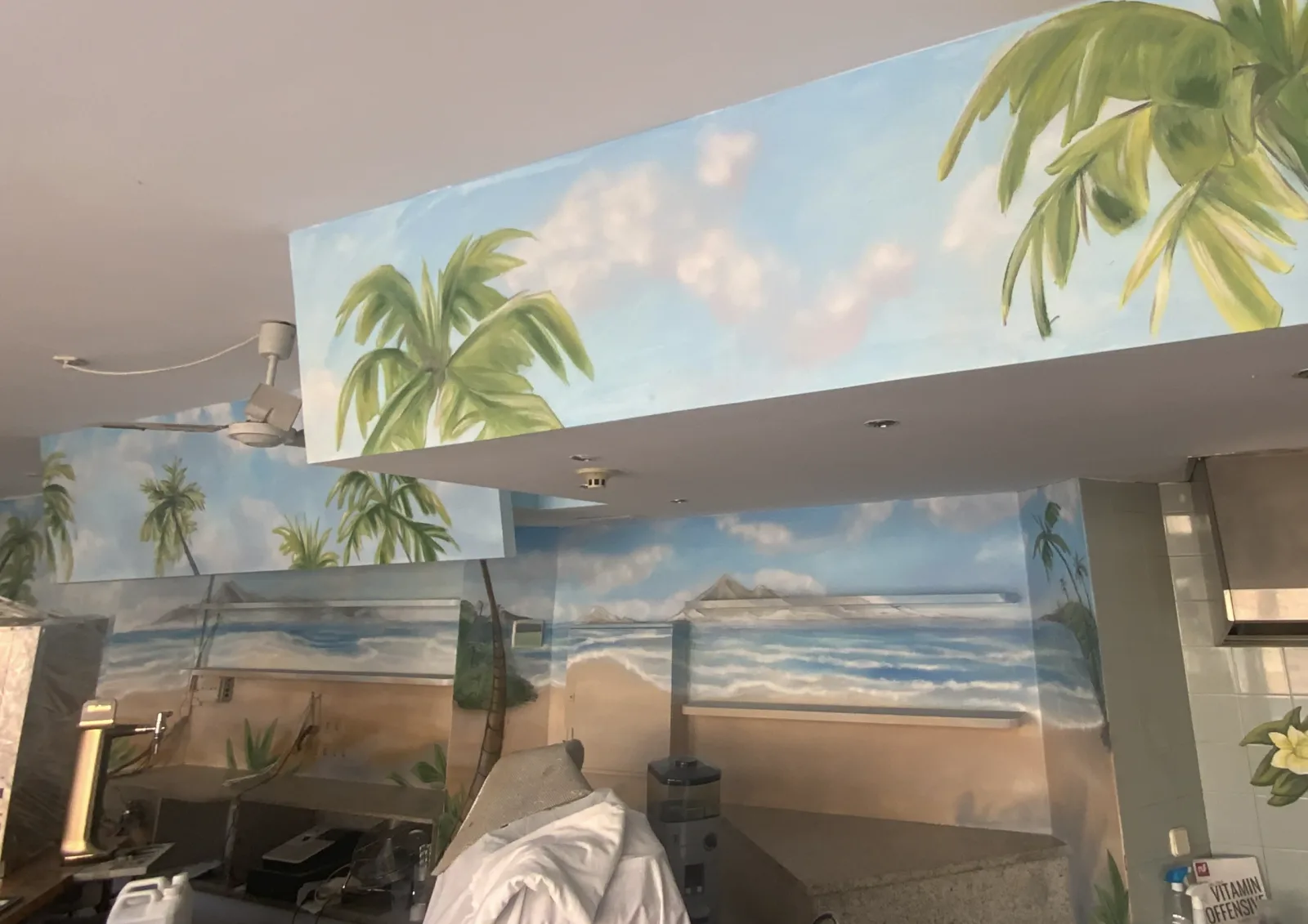 Mural artístico integrado en la decoración del hotel