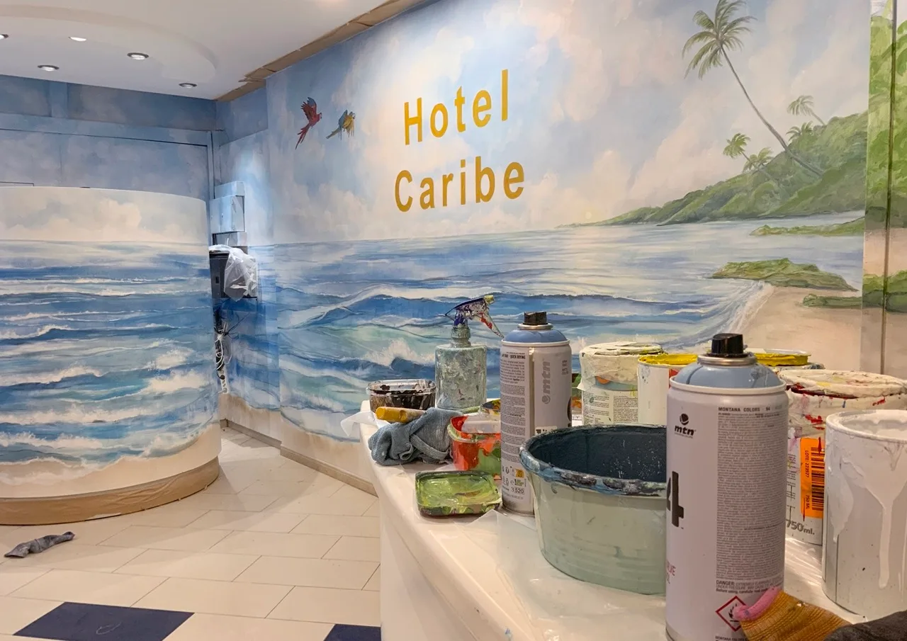 Mural artístico en zona común de hotel