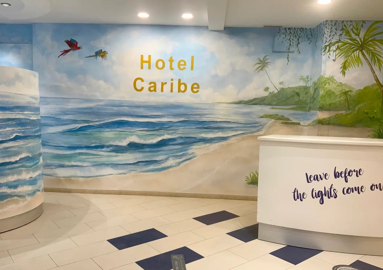 Mural decorativo en habitación de hotel boutique