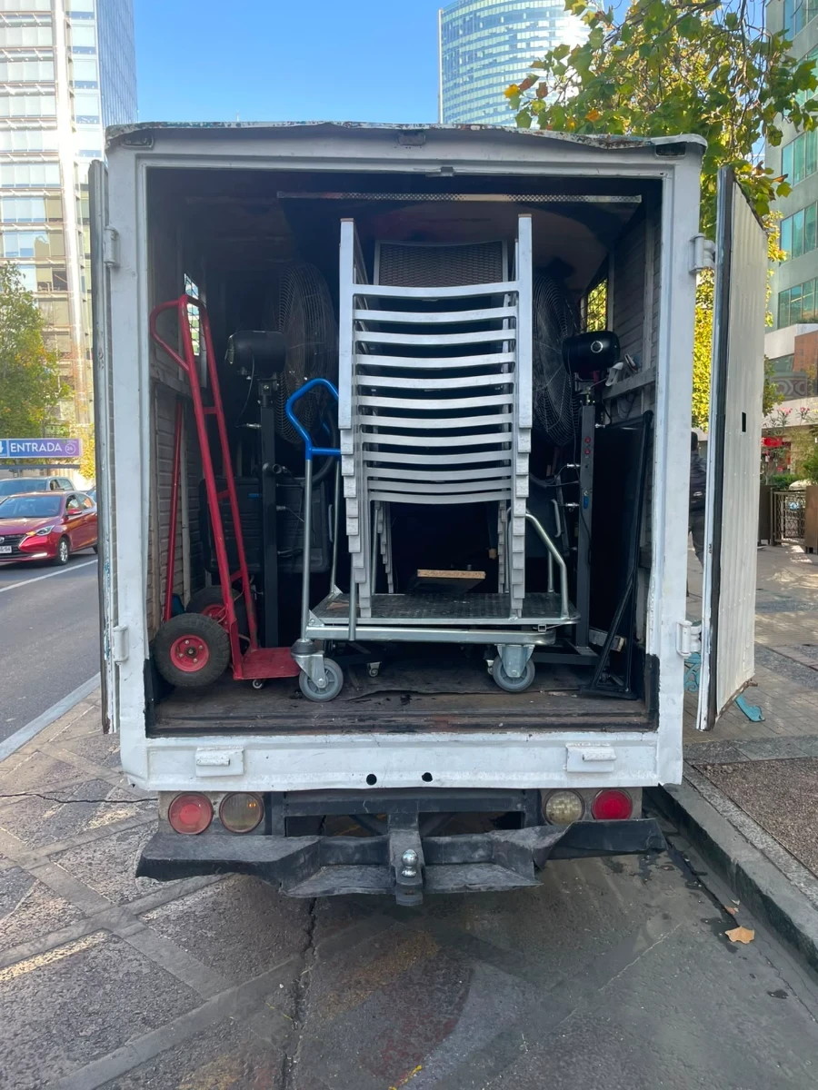 Equipo de Transportes Serey asegurando una carga embalada dentro del furgón