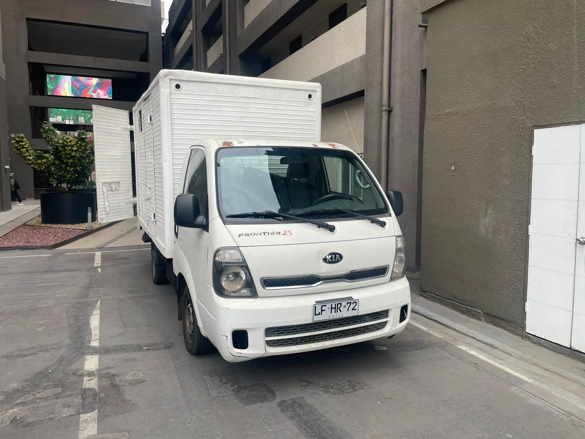 Camión de Transportes Serey: KIA Frontier con furgón cerrado, en Santiago
